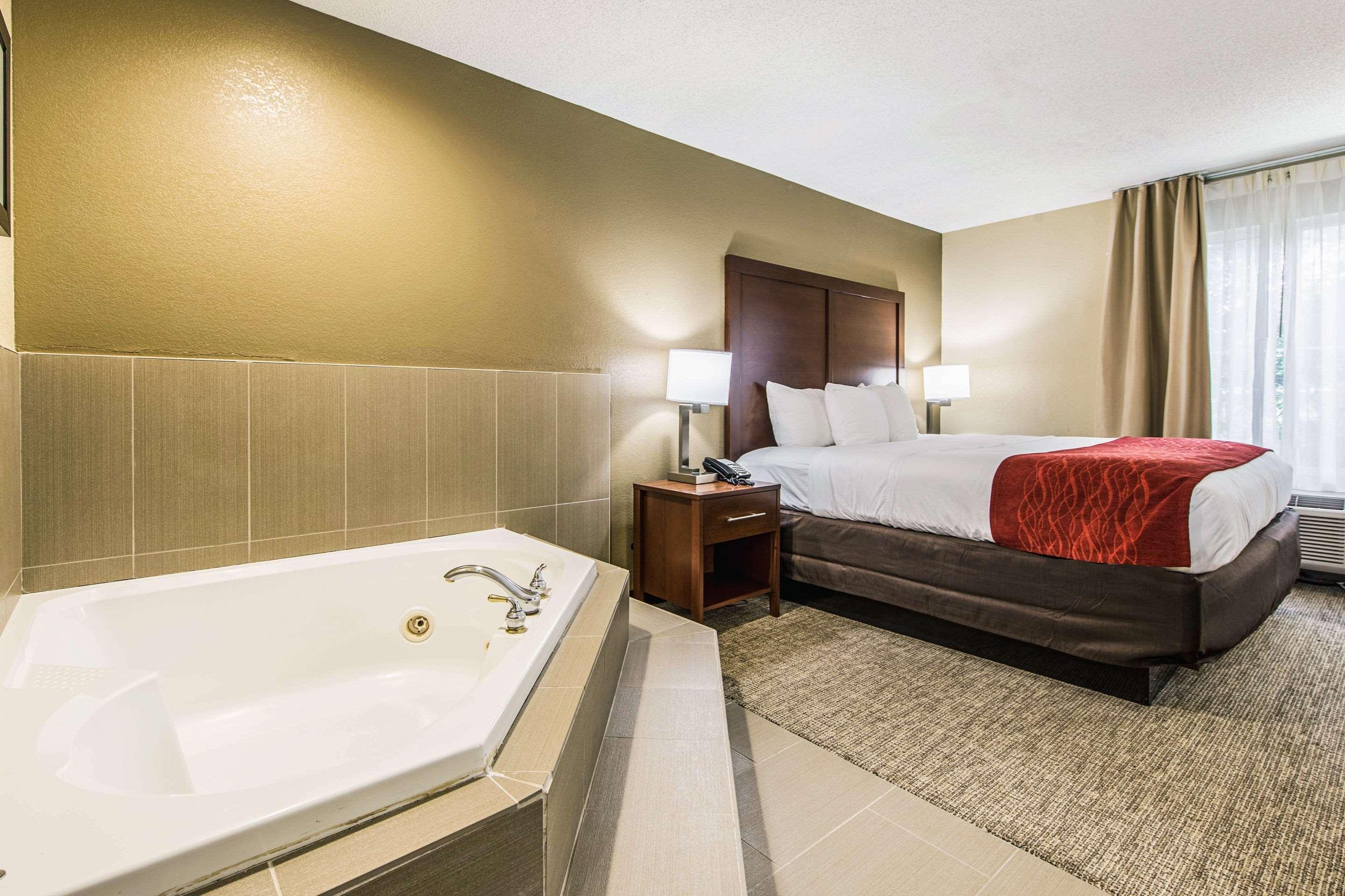 Comfort Inn & Suites Greenwood Near University Экстерьер фото