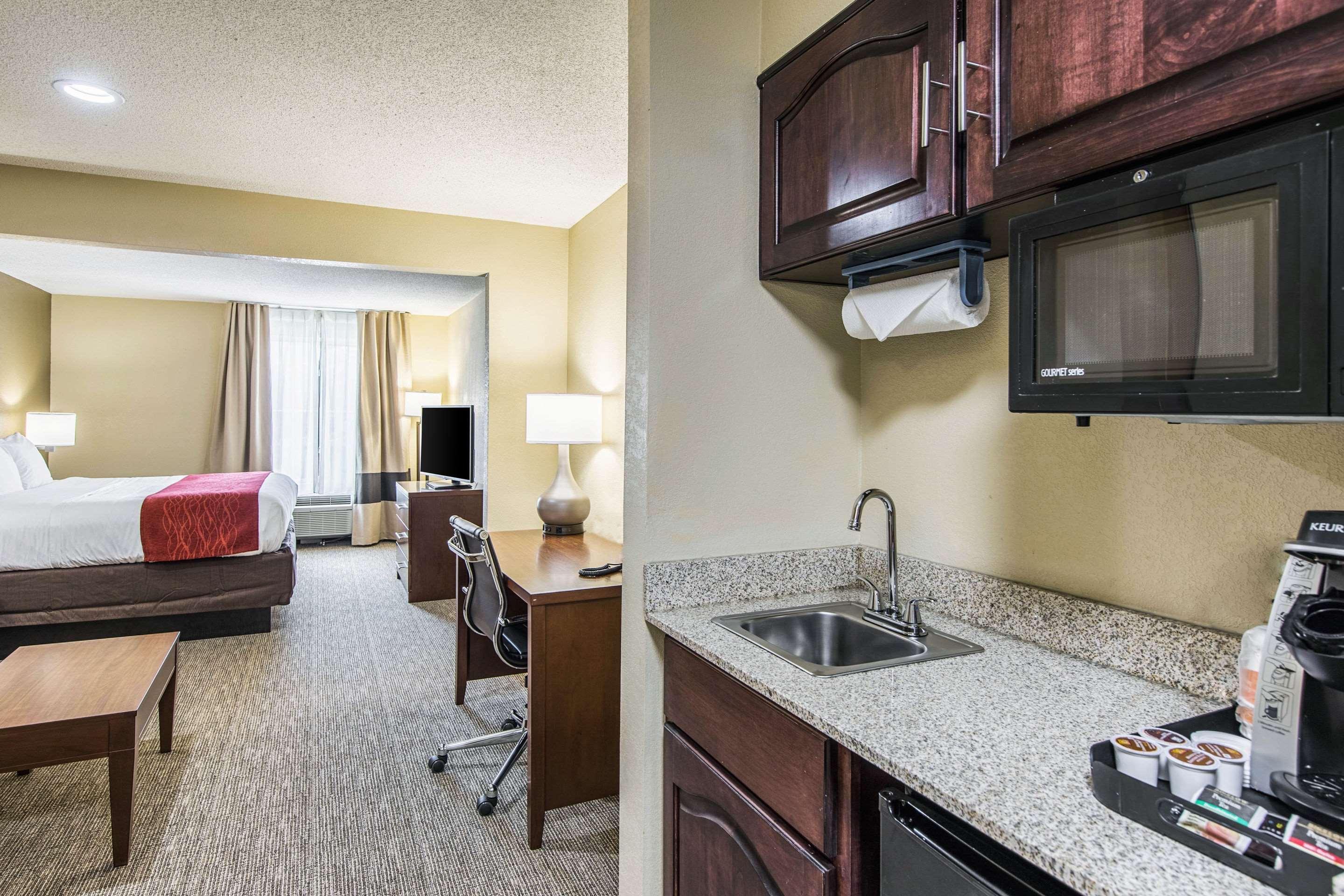 Comfort Inn & Suites Greenwood Near University Экстерьер фото
