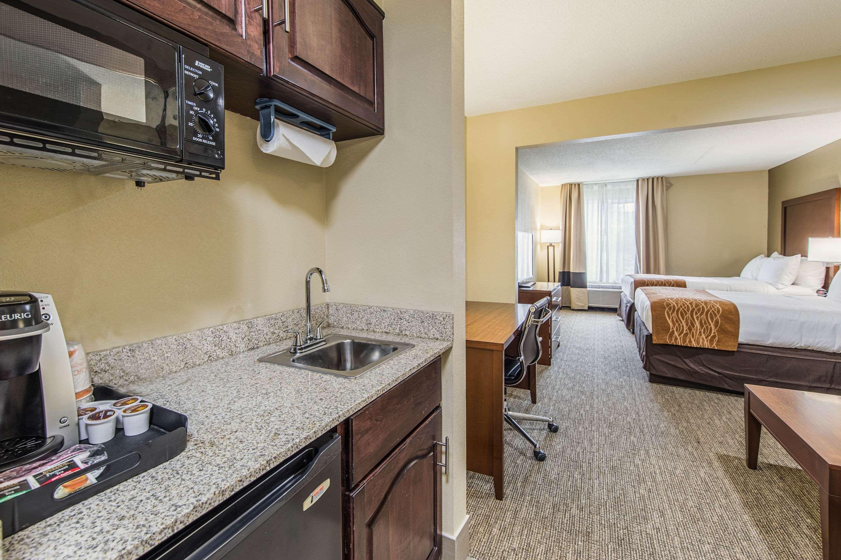 Comfort Inn & Suites Greenwood Near University Экстерьер фото