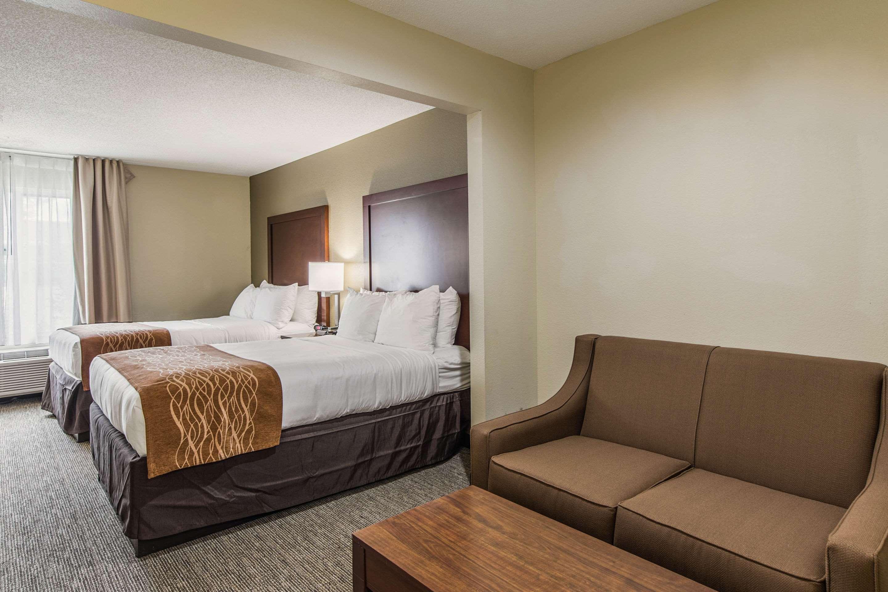 Comfort Inn & Suites Greenwood Near University Экстерьер фото