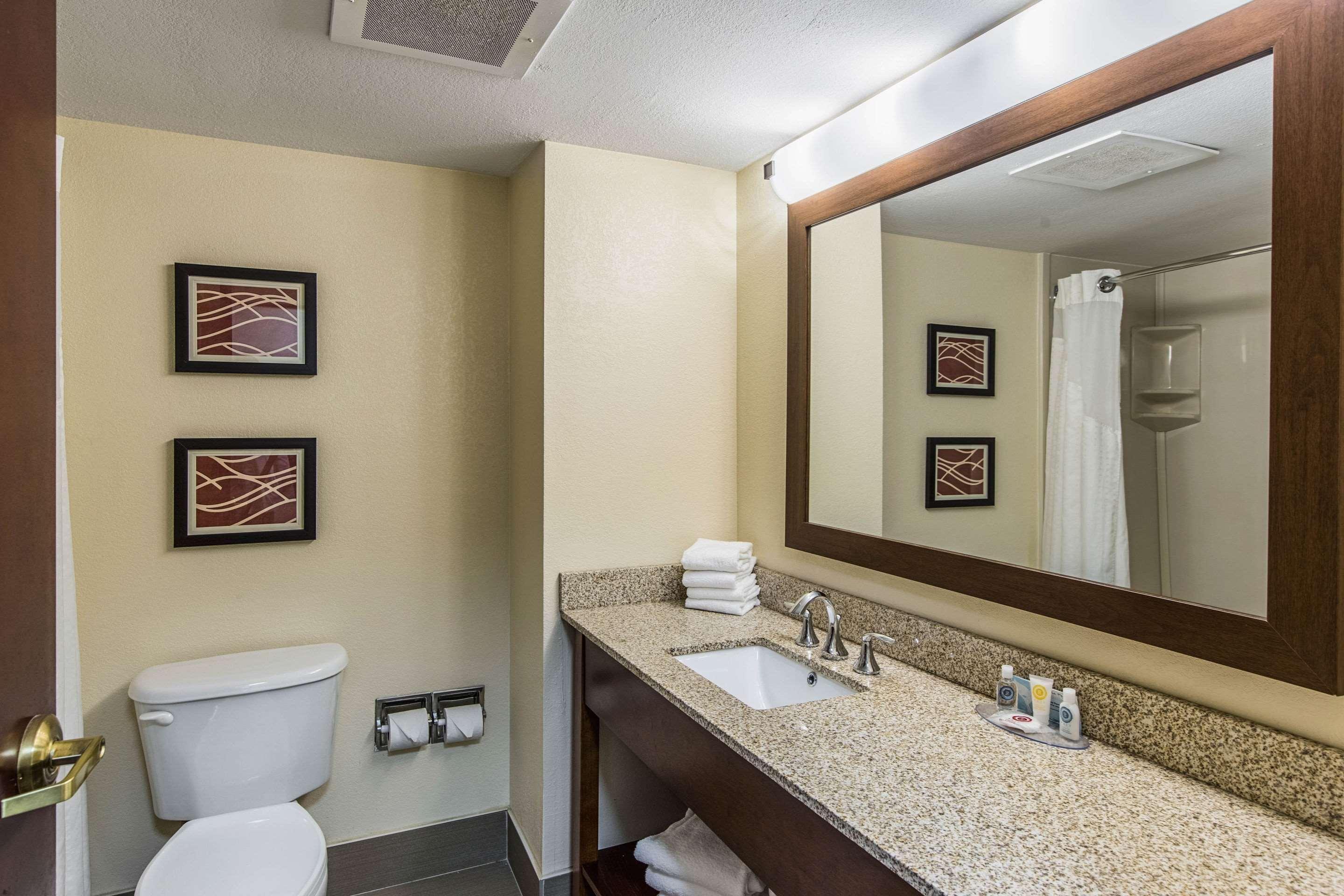 Comfort Inn & Suites Greenwood Near University Экстерьер фото