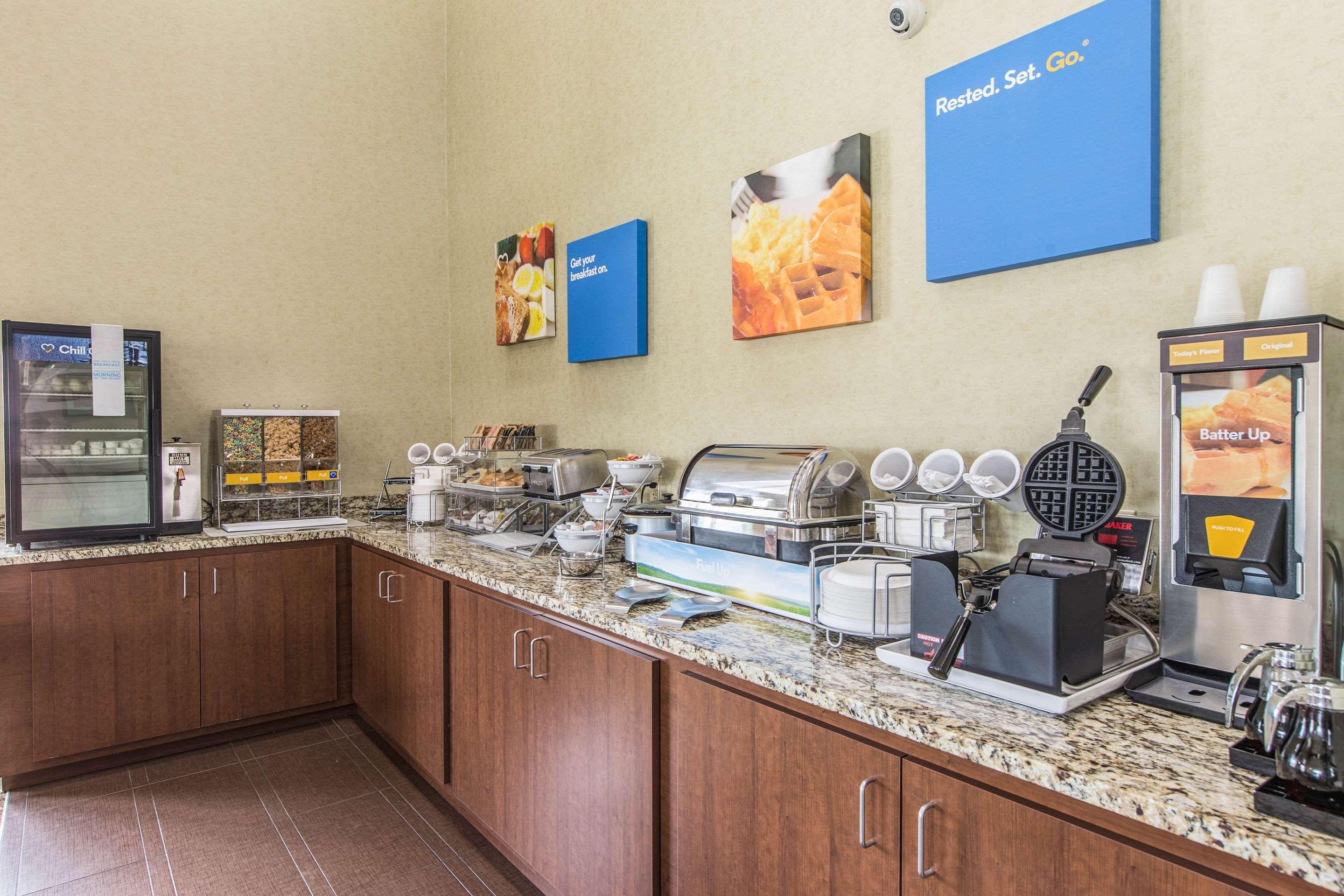 Comfort Inn & Suites Greenwood Near University Экстерьер фото